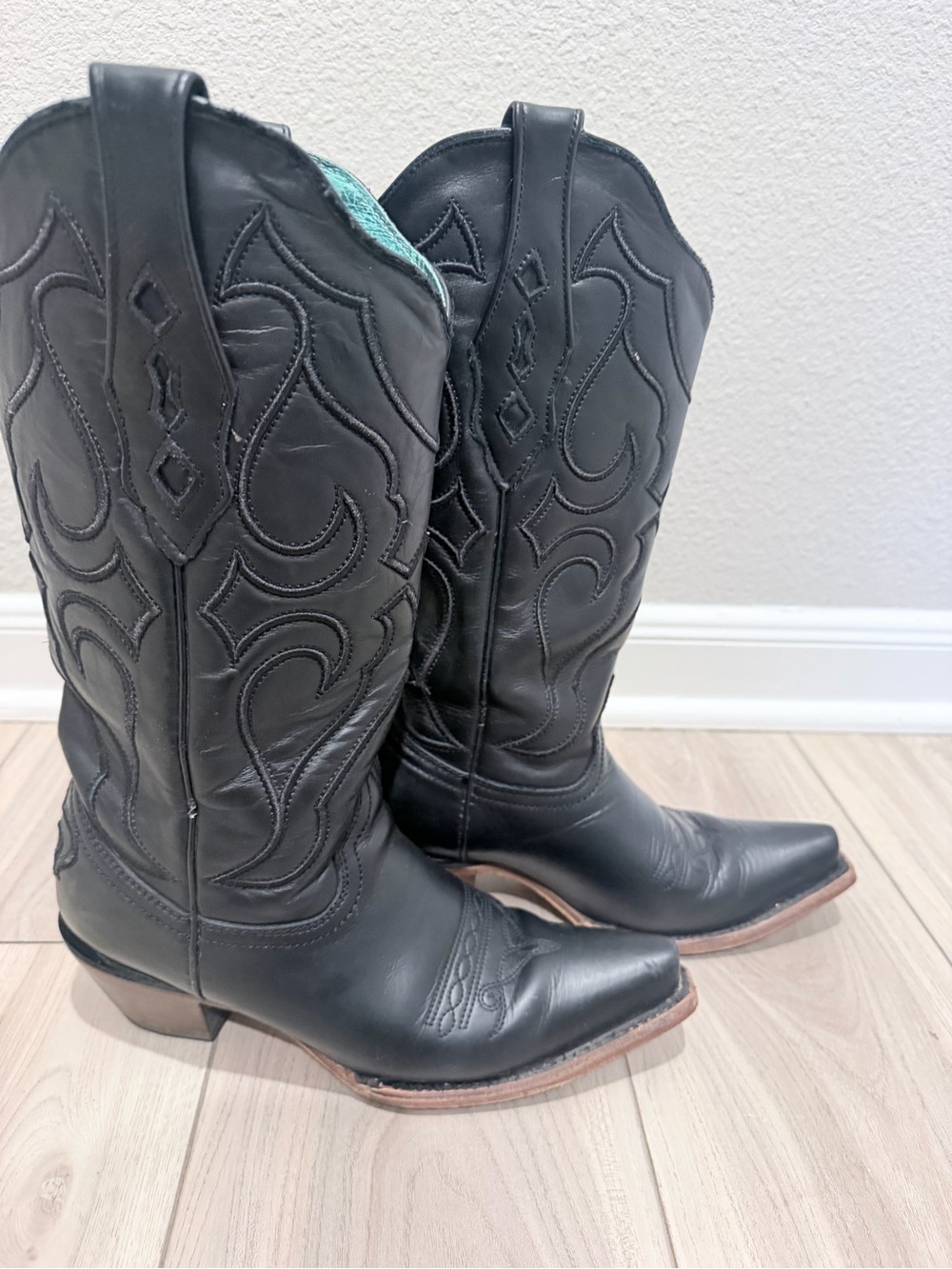 Corral  handcrafted western boots snip toe tall boots with embroidery design - Picture 3 of 7
